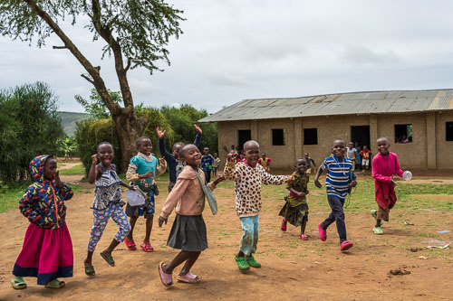 Fr. Deus unterstützt in dieser Schule Kinder, die das Schulgeld nicht bezahlen können. 2023-10-19_10-19-23__Z725465.jpg
