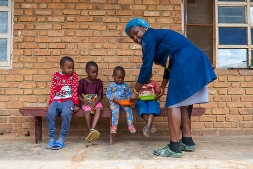 Eine warme Mahlzeit für die Pflegekinder... 2023-10-20_09-48-38__Z725670.jpg