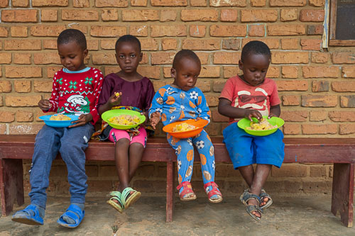 Eine warme Mahlzeit für die Pflegekinder... 2023-10-20_09-49-24__Z725672.jpg